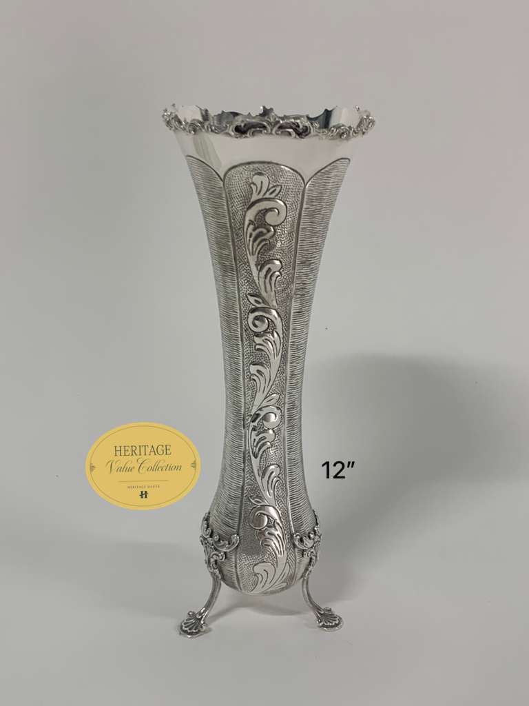 HORN VASE ON LEGS
