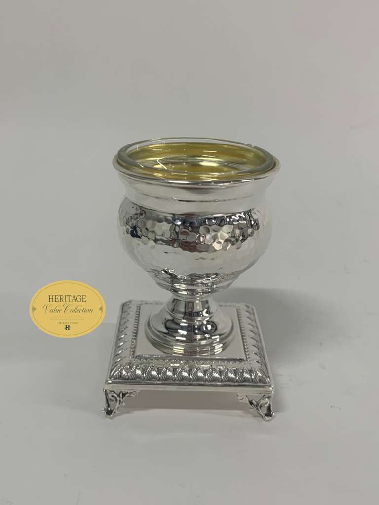 HAMMERED SINGLE SALT HOLDER ON SQUARE BASE