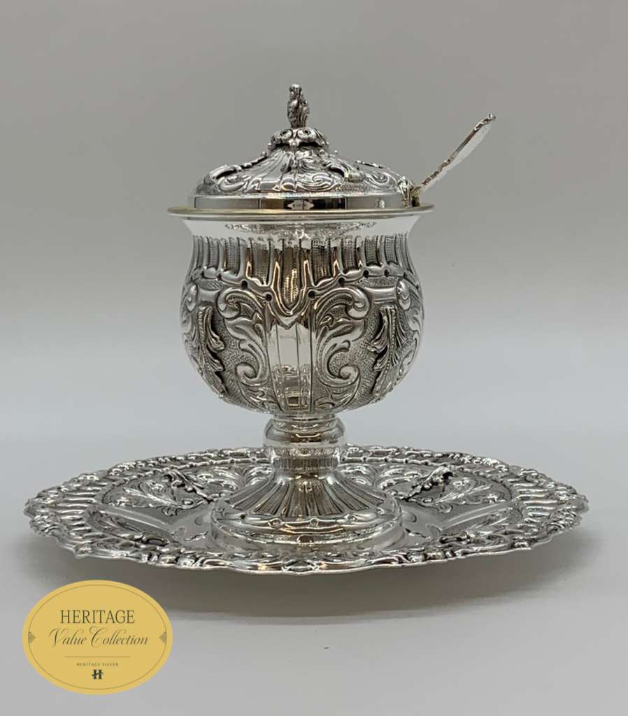 ROUND STAMPED HONEY DISH ON TRAY